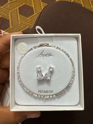 Conjunto Pulsera y Pendientes Lovisa