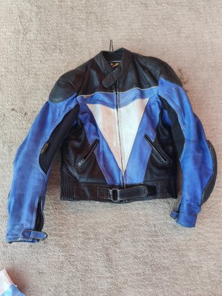 Chaqueta de cuero azul y negra