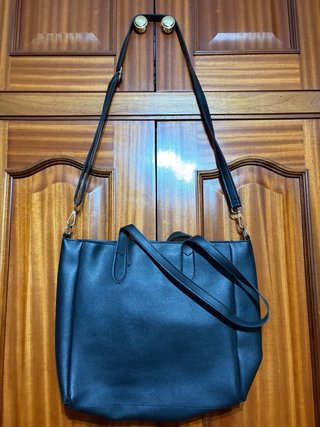 Bolso negro de hombro y mano
