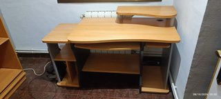 Scrivania in legno con ripiani