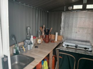 Piccola casa in metallo per giardino/campeggio