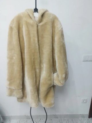 Abrigo de piel sintética beige con capucha