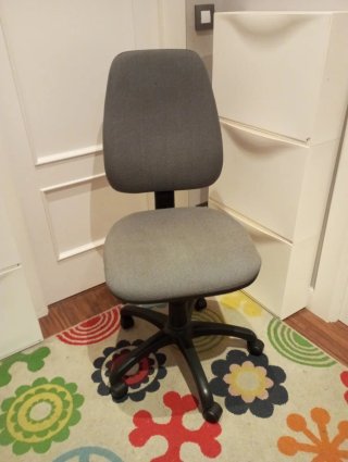 Silla de escritorio giratoria gris