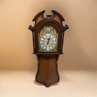 Reloj de pared clásico de madera