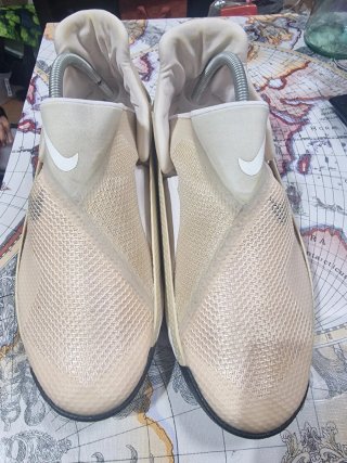 Nike Go FlyEase Beige/Dorado Talla 41