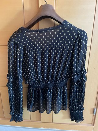 Blusa Uterqüe negra con estampado