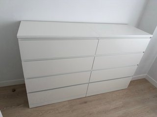 Cómoda blanca de madera