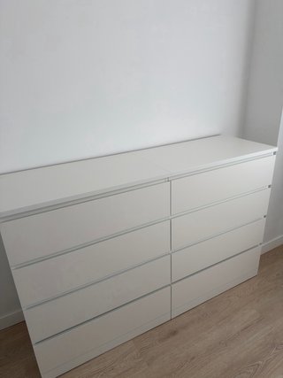 Cómoda blanca de madera