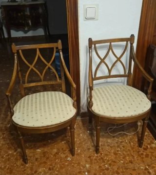 Set di due sedie in legno con sedili imbottiti