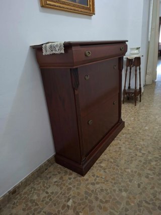 Zapatero de madera clásico
