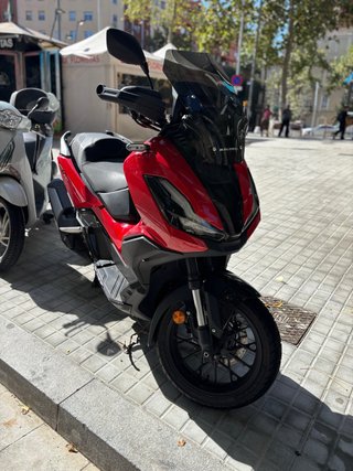 Honda ADV350 2025 Maxi Scooter Roja