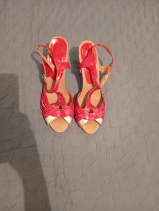 Sandalias de tacón rojas y doradas Talla 40