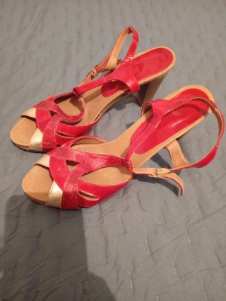 Sandalias de tacón rojas y doradas Talla 40