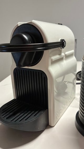 Cafetera Nespresso Krups Blanca con Aeroccino