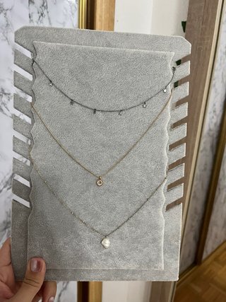 Joyero con 3 collares.