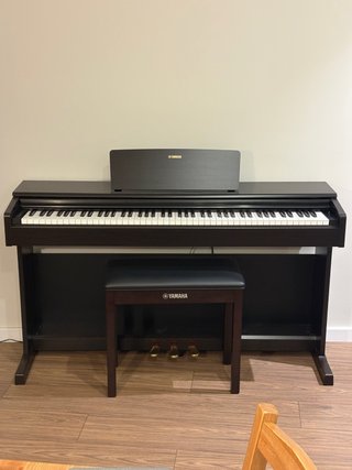 Piano Digital Yamaha YDP-145R con Banqueta