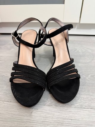 Sandalias de tacón negras con tiras brillantes