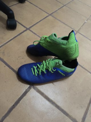 Zapatos de fútbol Kipsta azul y verde