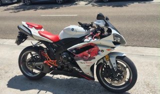 Yamaha R1 Sportbike Blanca y Roja