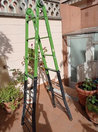 Escalera verde plegable