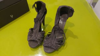 Sandalias grises de tacón con tiras
