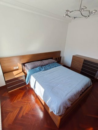 Mesillas, Canapé, Cabecero, cómodas y lámpara.