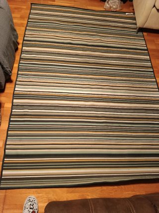 Alfombra de rayas marrones y verdes