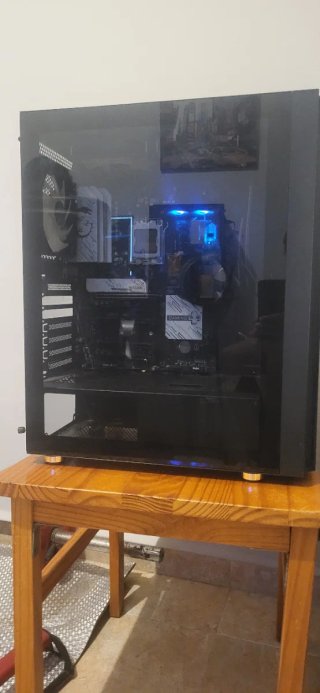 PC Gaming Negro y Dorado