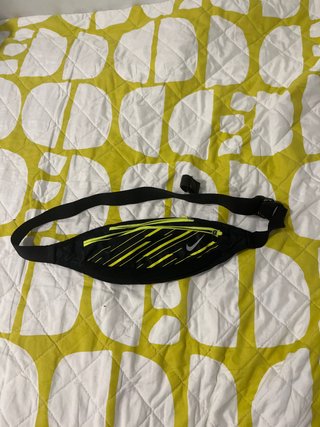 Riñonera deportiva Nike negra y verde