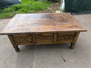 Mesa de madera rústica tallada