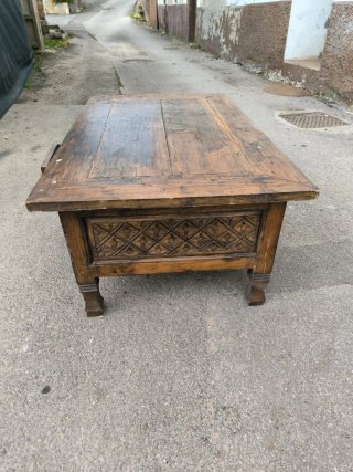 Mesa de madera rústica tallada
