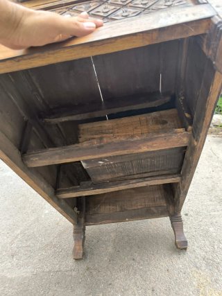Mesa de madera rústica tallada