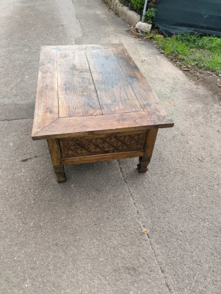 Mesa de madera rústica tallada