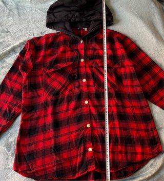 Sobrecamisa de cuadros rojos y negros con capucha
