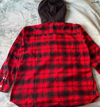 Sobrecamisa de cuadros rojos y negros con capucha