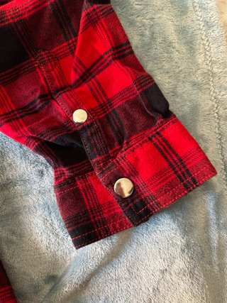 Sobrecamisa de cuadros rojos y negros con capucha