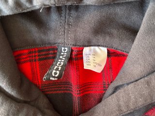 Sobrecamisa de cuadros rojos y negros con capucha