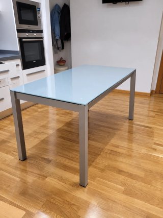 Mesa de cocina extensible con 4 sillas. Negociable