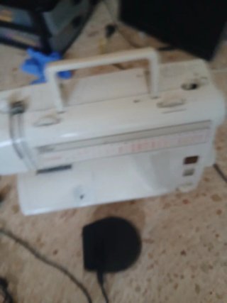 Máquina de coser blanca