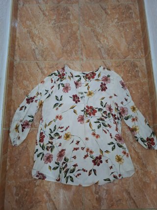 Camisa floral manga larga talla L