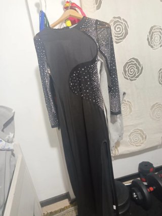 Vestido largo negro con pedrería