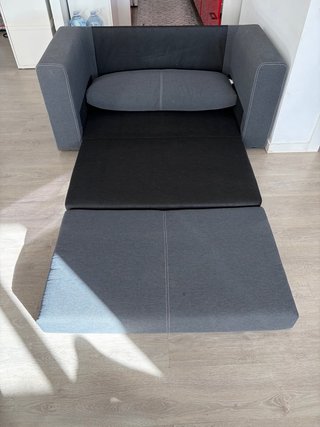 Sofá-cama de dos plazas gris