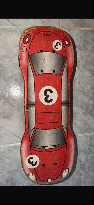Monopatín infantil diseño coche de carreras