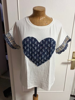 Camiseta blanca con corazón