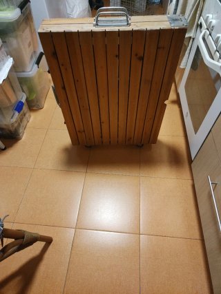 Mesa plegable con 4 sillas.