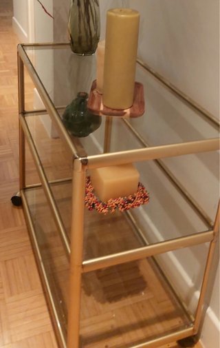 Mesa de cristal con ruedas