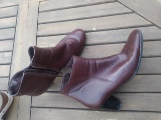 Lote de zapatos: botines y mocasines con tacones.