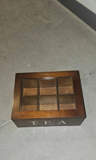 Caja de Madera Riverdale con Tapa de Cristal