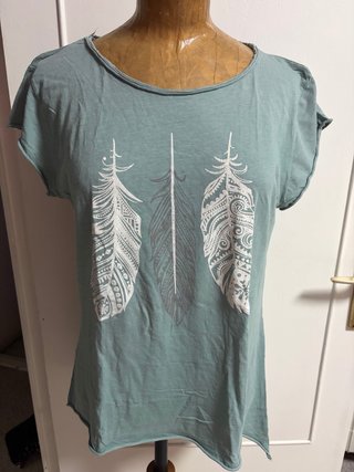 Camiseta con estampado de plumas