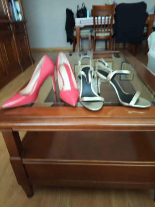 Zapatos tacón rosa y sandalias doradas